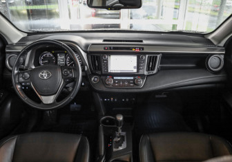 Подержанный автомобиль Toyota RAV4 2017 года (11 фото)