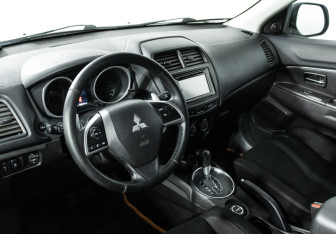 Подержанный автомобиль Mitsubishi ASX 2014 года (11 фото)