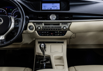 Подержанный автомобиль Lexus ES 2013 года (14 фото)