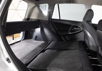 Подержанный автомобиль Toyota RAV4 2010 года (14 фото)