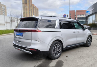 Подержанный автомобиль Kia Carnival 2021 года (4 фото)