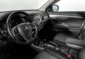 Подержанный автомобиль Mitsubishi Outlander 2013 года (9 фото)