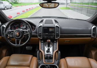 Подержанный автомобиль Porsche Cayenne 2015 года (14 фото)