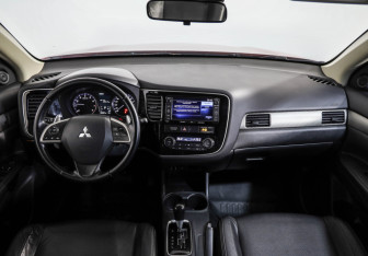 Подержанный автомобиль Mitsubishi Outlander 2014 года (10 фото)