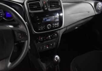 Подержанный автомобиль Renault Logan Sedan 2018 года (17 фото)