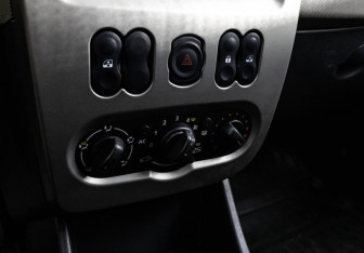 Подержанный автомобиль Renault Sandero 2012 года (12 фото)