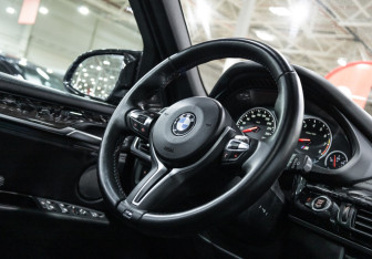 Подержанный автомобиль BMW X5 M 2016 года (23 фото)