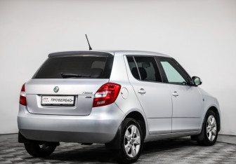 Подержанный автомобиль Skoda Fabia Hatchback 2011 года (5 фото)