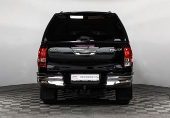 Подержанный автомобиль Toyota Hilux 2016 года (6 фото)