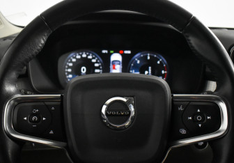 Подержанный автомобиль Volvo XC40 2018 года (16 фото)