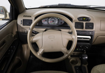 Подержанный автомобиль Kia Rio Wagon 2005 года (10 фото)