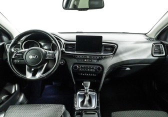 Подержанный автомобиль Kia Ceed Hatchback 2018 года (13 фото)