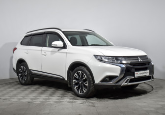 Подержанный автомобиль Mitsubishi Outlander 2021 года (3 фото)