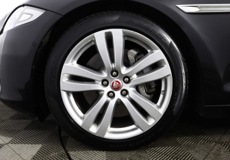 Подержанный автомобиль Jaguar XJ 2016 года (90 фото)