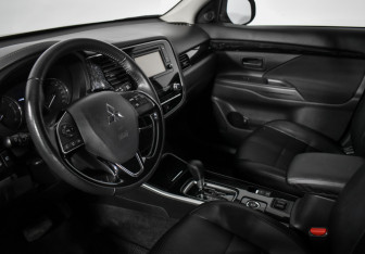 Подержанный автомобиль Mitsubishi Outlander 2020 года (9 фото)