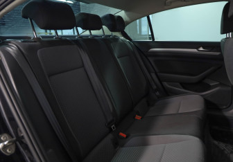 Подержанный автомобиль Volkswagen Passat Sedan 2016 года (17 фото)