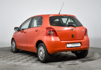 Подержанный автомобиль Toyota Yaris Hatchback 2006 года (7 фото)