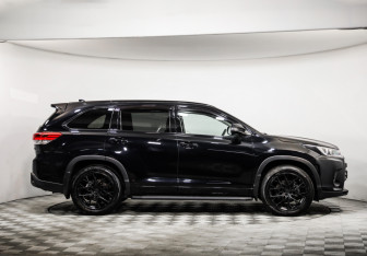 Подержанный автомобиль Toyota Highlander 2018 года (4 фото)