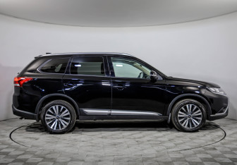 Подержанный автомобиль Mitsubishi Outlander 2019 года (4 фото)