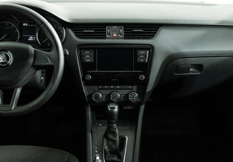 Подержанный автомобиль Skoda Octavia Liftback 2018 года (14 фото)