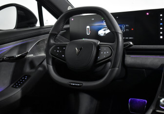 Подержанный автомобиль Voyah Passion 2023 года (23 фото)