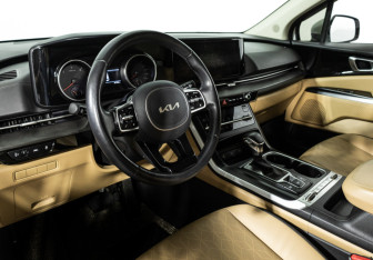 Подержанный автомобиль Kia Carnival 2021 года (11 фото)