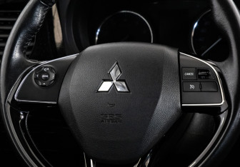 Подержанный автомобиль Mitsubishi Outlander 2017 года (11 фото)