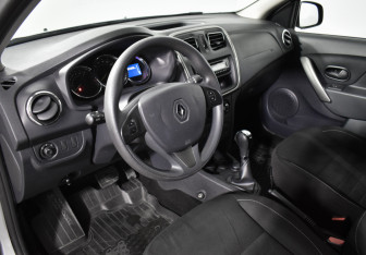 Подержанный автомобиль Renault Sandero 2016 года (9 фото)