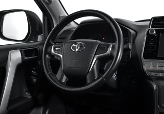 Подержанный автомобиль Toyota Land Cruiser Prado 2019 года (15 фото)