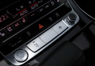 Подержанный автомобиль Audi Q8 2018 года (20 фото)