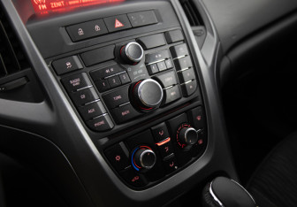 Подержанный автомобиль Opel Astra Hatchback 2012 года (11 фото)