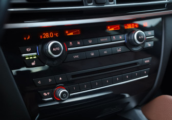 Подержанный автомобиль BMW X6 2017 года (21 фото)