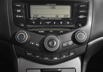 Подержанный автомобиль Honda Accord Sedan 2006 года (17 фото)