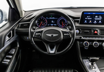 Подержанный автомобиль Genesis G70 2019 года (13 фото)
