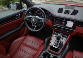 Подержанный автомобиль Porsche Cayenne 2022 года (9 фото)