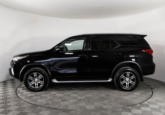 Подержанный автомобиль Toyota Fortuner 2018 года (9 фото)