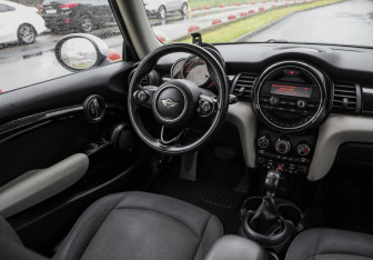 Подержанный автомобиль MINI Hatch 2016 года (10 фото)