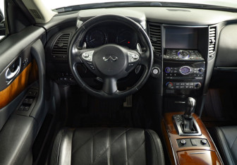 Подержанный автомобиль Infiniti QX70 2016 года (10 фото)
