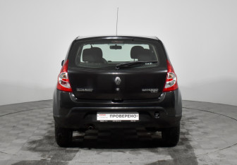Подержанный автомобиль Renault Sandero 2014 года (6 фото)