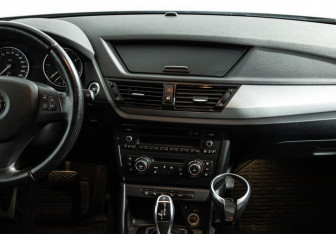 Подержанный автомобиль BMW X1 2014 года (14 фото)