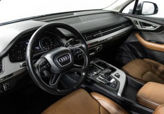 Подержанный автомобиль Audi Q7 2016 года (11 фото)