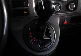 Подержанный автомобиль Volkswagen Caravelle 2013 года (16 фото)