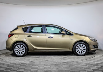 Подержанный автомобиль Opel Astra Hatchback 2012 года (4 фото)