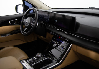 Подержанный автомобиль Kia Carnival 2020 года (11 фото)
