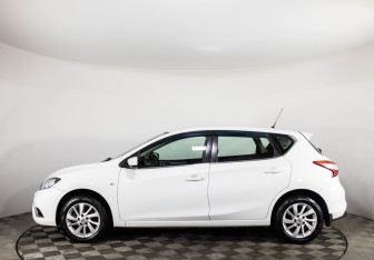 Подержанный автомобиль Nissan Tiida Hatchback 2015 года (8 фото)