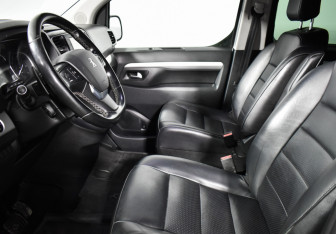 Подержанный автомобиль Peugeot Traveller 2018 года (10 фото)