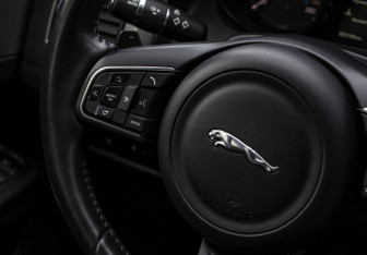 Подержанный автомобиль Jaguar XF Sedan 2016 года (12 фото)