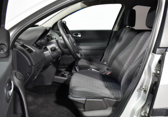 Подержанный автомобиль Renault Megane Sedan 2006 года (10 фото)