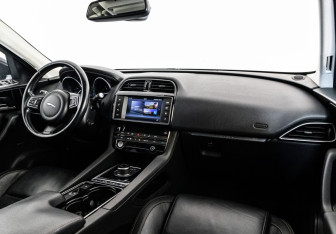 Подержанный автомобиль Jaguar F-Pace 2017 года (10 фото)