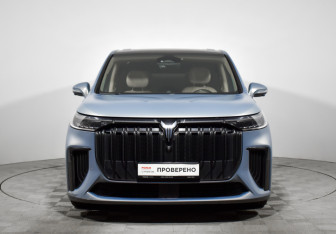 Подержанный автомобиль Voyah Dream 2023 года (2 фото)